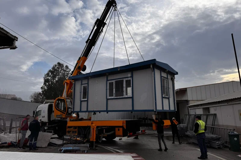 İzmir’de Güvenli Yüksek İrtifa Çalışmaları: Sepetli Vinç Kiralama Rehberi